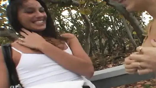 Esmer orta yaşlı seksi kadın yoğun amcık yiyor ve parmaklıyor