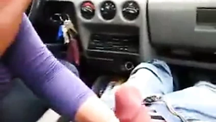 Bonne branleuse! opuntia tarafından arabada hanjob oral seks