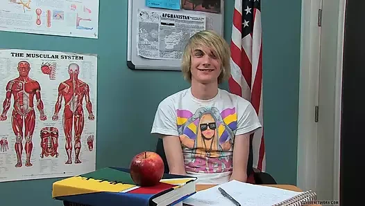 Eşcinsel sarışın twink preston andrews röportaj veriyor