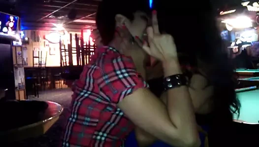 bilardo salonunda öpüşen kızlar