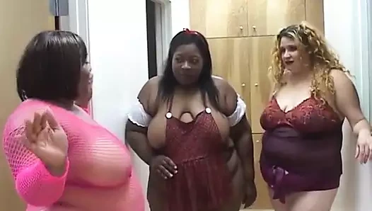 İki zenci iri güzel kadın ve beyaz bir kaltak oturma odasında beyaz adamın yarağını paylaşıyor