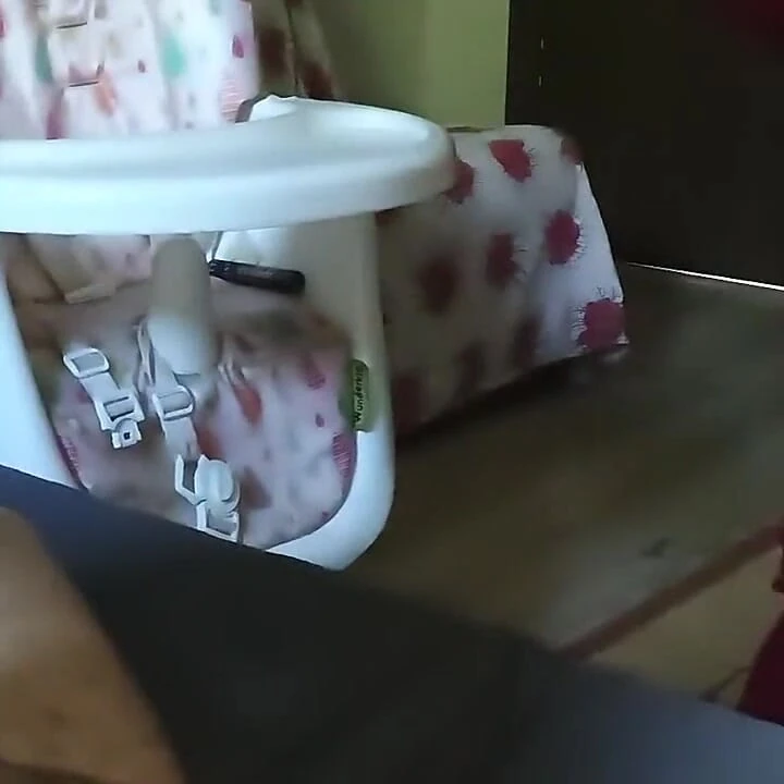 Üvey kızım yarağımı emiyor ve onu yarağım istediği kadar boğazından sikiyorum.