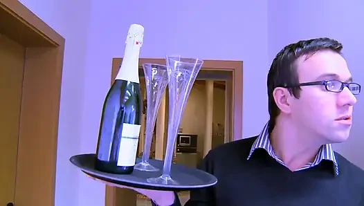 Seksi sarışın hatun büyük yaraklı adamı baştan çıkarıyor ve sikişiyor