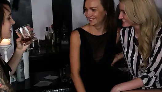 Genç lezbiyenler birbirini yemektedir