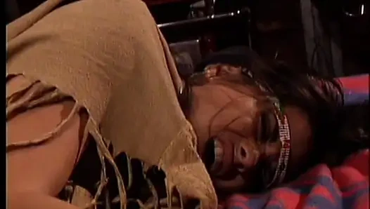 Azgın kovboy güzel Hintli kızın fıstık tereyağını paketleyip ağzını döllüyor