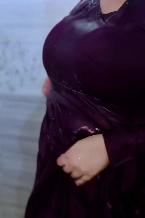 Ateşli Arap kadınlar duş alıyor