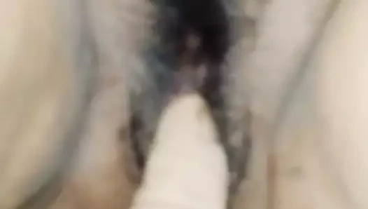 Boşalmak için kendini sikiyor