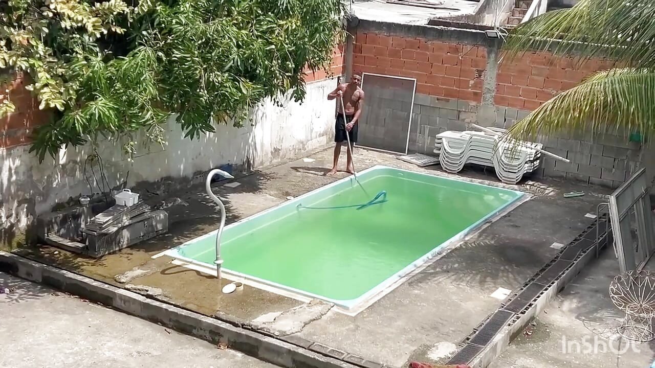 Havuzumu temizlemesi için bir yüzme havuzu sahibi tuttum ve sonunda kıçımı sikti bme gostoso