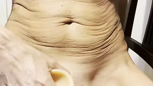 Ateşli sarışın kız yere atlıyor ve boşalıyor, titreyerek orgazm için hazır değildi