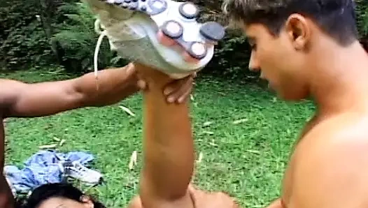 Büyük götlü latin aynı anda iki yarakla sikiliyor