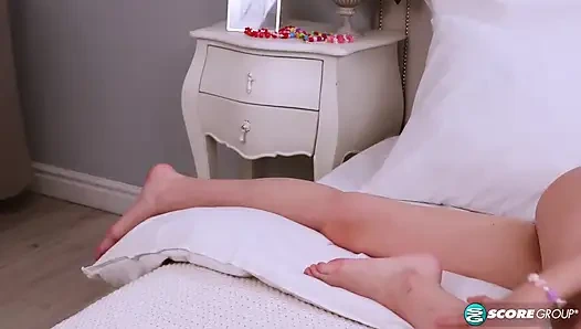 Sıkı freya mayer dik göğüslerini ve tıraşlı amcığını gösteriyor