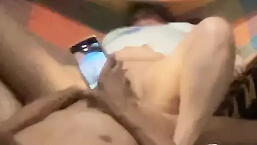 Hamak yardımıyla işini yapıyor, küçük yaramaz kaltağı kıpırdatıyor