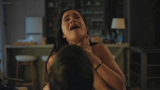 Paulina gaitan – diablo Guardian 2019'da çıplak üstsüz ve seks