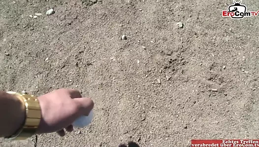 Doğal memeler sürtük ile kahverengi saç almak bir cumshot üzerinde ona göğüsler