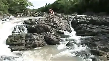 Balayı eşleri sahilde aldatıyor