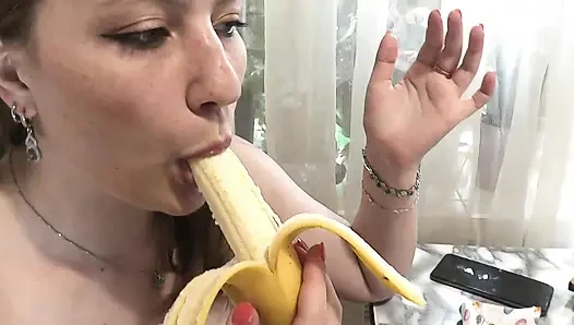 Ev yapımı porno. Yetişkin olgun orta yaşlı seksi kadın ve kız çıplak edepsiz. İki kadın lezbiyen büyük doğal memeler. amcık. Uzun saçlı çoraplı yüksek topuklu ayakkabılar