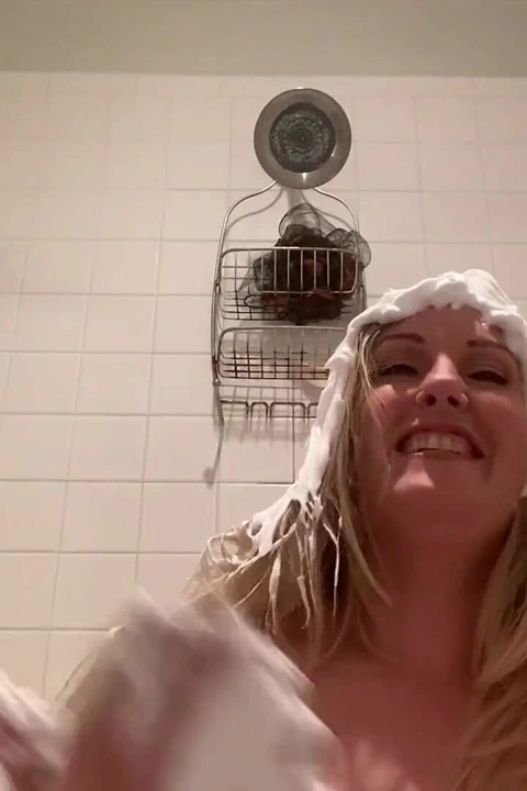 Tıraş kremiyle çılgınca dağınık oluyorum