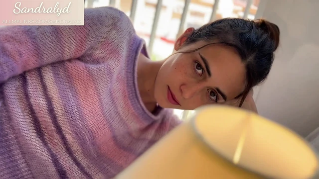 Yalnız İspanyol kız yatak odasında