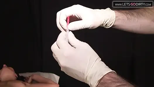 Amına şırınga enjekte edilirken orta yaşlı seksi kadın yatakta yatıyor