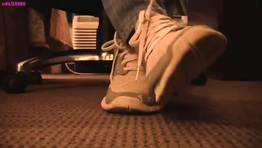 Nike ücretsiz spor ayakkabı eli okşuyor tam video