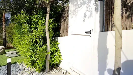 Bu esmerle röportaj yapıyoruz ve bizi bahçede sert bir üçlü sekste sikiyor - clea gaultier