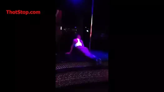 İki seksi genç kız şanslı bir arkadaş ayartmak