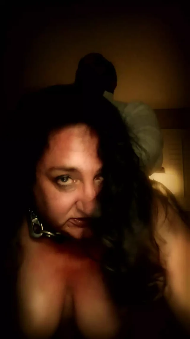 "О, мой бог, я собираюсь кончить... трах с папочкой это SOOOOO ХОРОШО" Зрелая толстушка-нижняя шлюшка кончает от анального траха и зияния