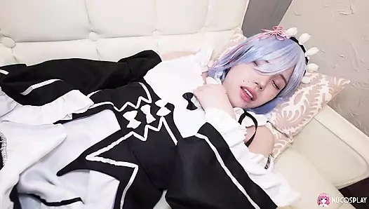 Asyalı hizmetçi Miu Akino kanepede inlerken klitorisine dildoyla ovuşturuyor.
