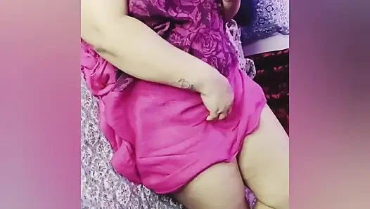 Kendi zevkini yaşayan Hintli kadın mastürbasyon yapıyor