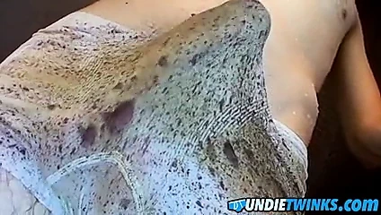 Genç yaramaz bryce corbin mastürbasyon yaparken duş alır