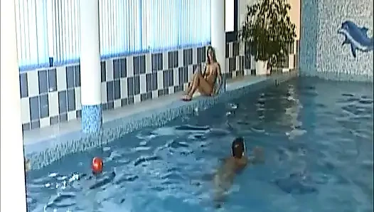 Dövmeli sarışın Alman orta yaşlı seksi hatun klasik sahnede anal seks yapıyor