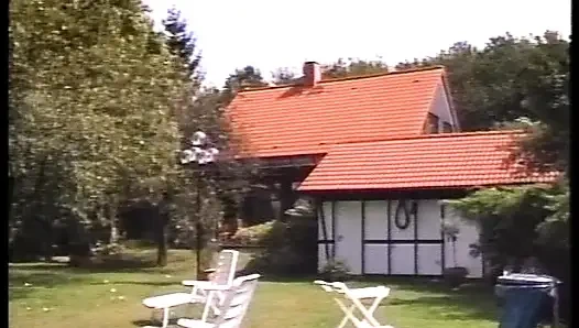 Alman sürtük sıkı anal deliğini sikiyor