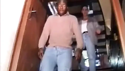 Bir aşçı mutfakta müşterileri tarafından kesiliyor.