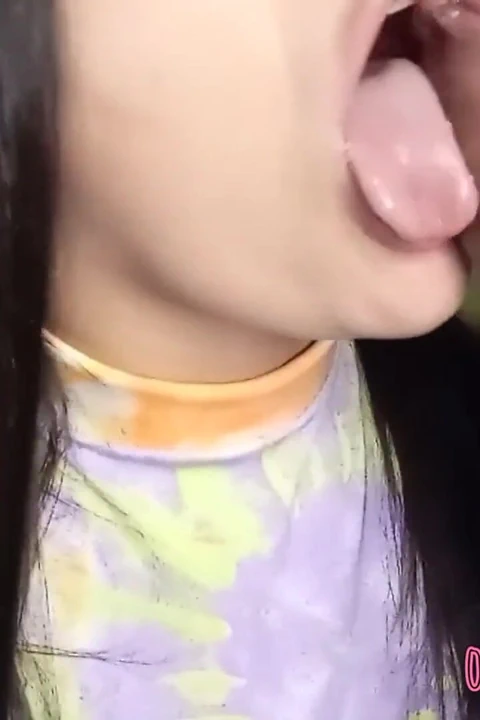 Bu güzel ve ateşli hatun bir yarağa hiç kimse gibi davranmayı biliyor