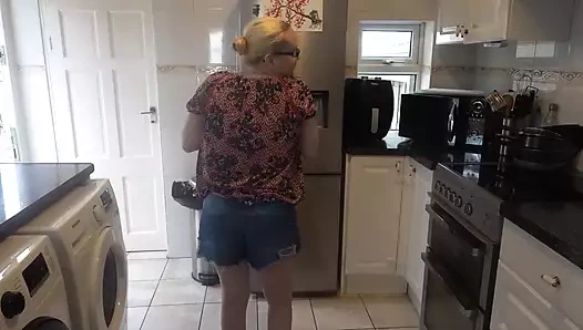 Evli kadın şortla soyunuyor