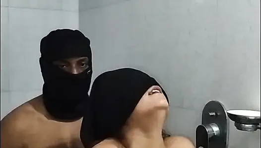 Leena aniden banyo yapıyor Rocky banyoya geliyor