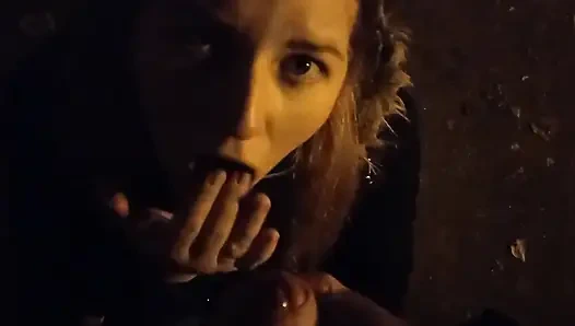 Üniversiteli kız evin yanındaki sokakta emiyor ve ağzına boşaltıyor