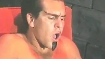 Danyel yanakları şeytani sakız tarafından kamburlaşıyor