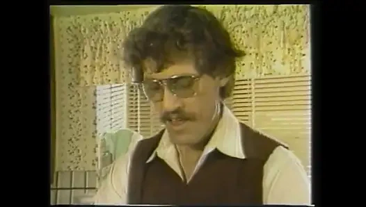 İri göğüslü klasik ev hanımı orta yaşlı seksi kadın kocası tarafından büyük yarakla sikiliyor ve dölleniyor