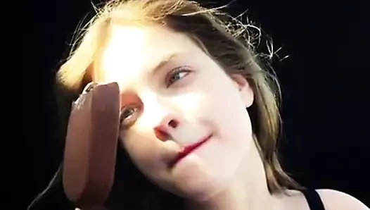 Bir magnum dondurma çubuğu ile Barbara palvin