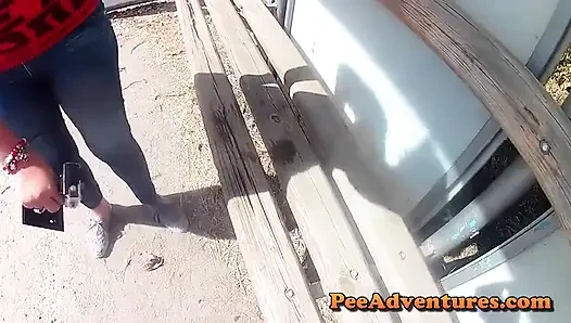 Otobüs terminalinde bankta işiyor