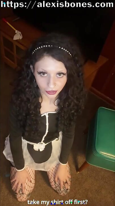 Minyon gotik hizmetçim eğilmeye devam ediyor ve kendime yardım edemedim