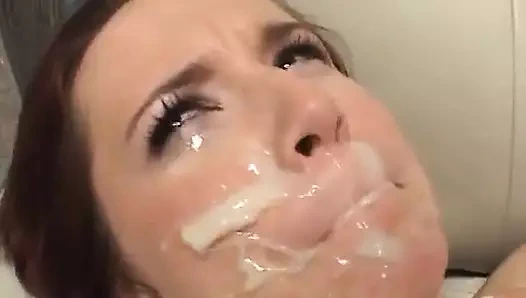 Şehvetli fahişe grup seksten sonra yüzüne boşalıyor