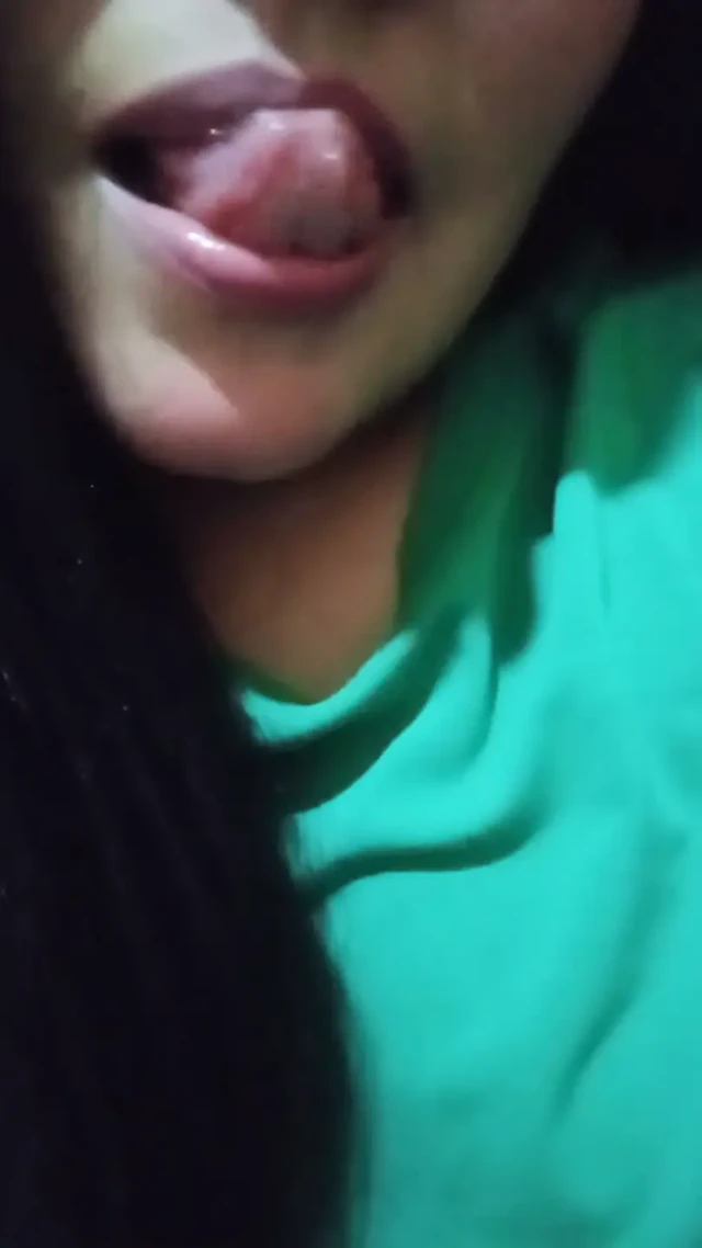 Çığlık atarken panocha'ya bir yarak asılıyor ve fışkırtarak bitiyor