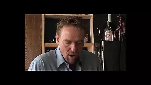 Becerikli Alman kadın göt deliğini ve pirsingli amcığını siktiriyor