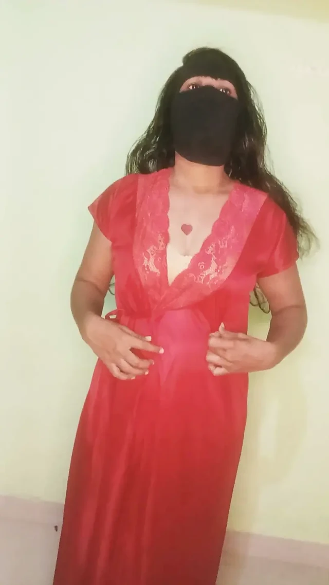 Desi Hint Tamil kız vücudunu baştan çıkarıcı şekilde gösteriyor.
