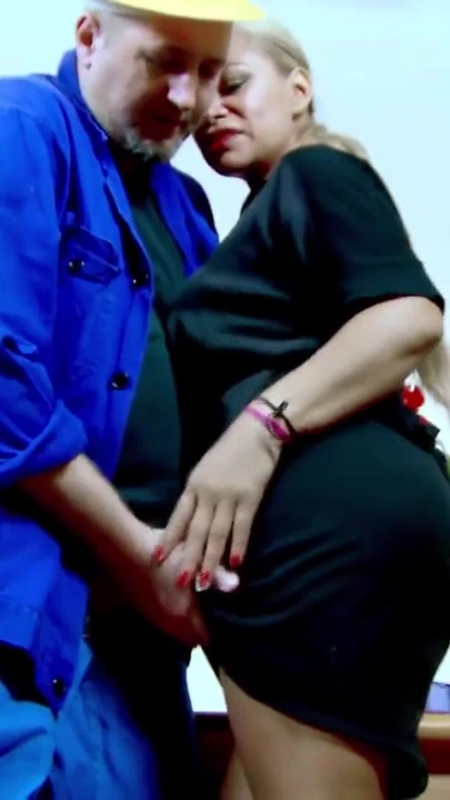 Olgun latin çalışan kız işçisi tarafından sikiliyor | Klip 1