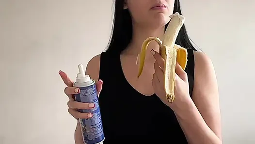 Uzun sulu bir saksodan önce muz tatlısı