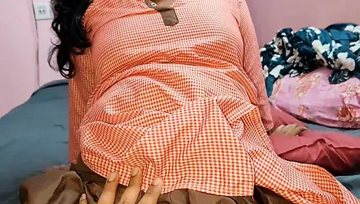 Sevimli üvey kız kardeş amını sikmek istiyor ve büyük Hintli yarağı emmeyi seviyor