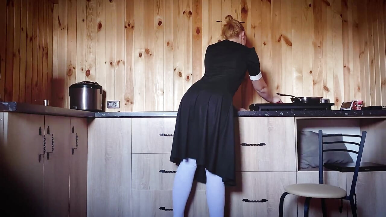Büyük götlü seksi hizmetçi temizlik yaparken sikiliyor